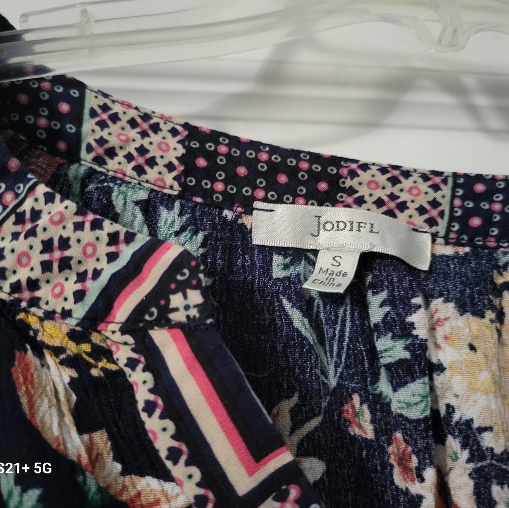 Ladies top - Picture 2 of 4